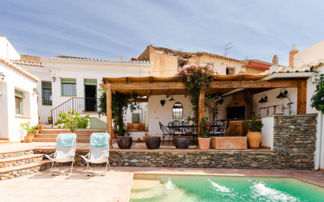 Zona de piscina, de barbacoa y casa principal